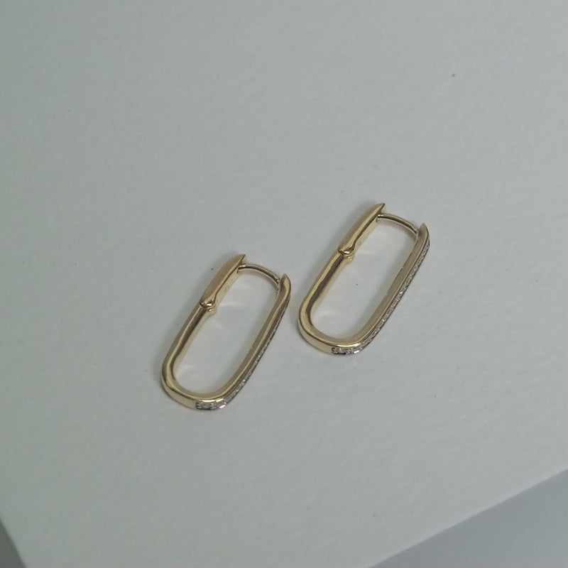 Elongated Paperclip Huggie 17mm